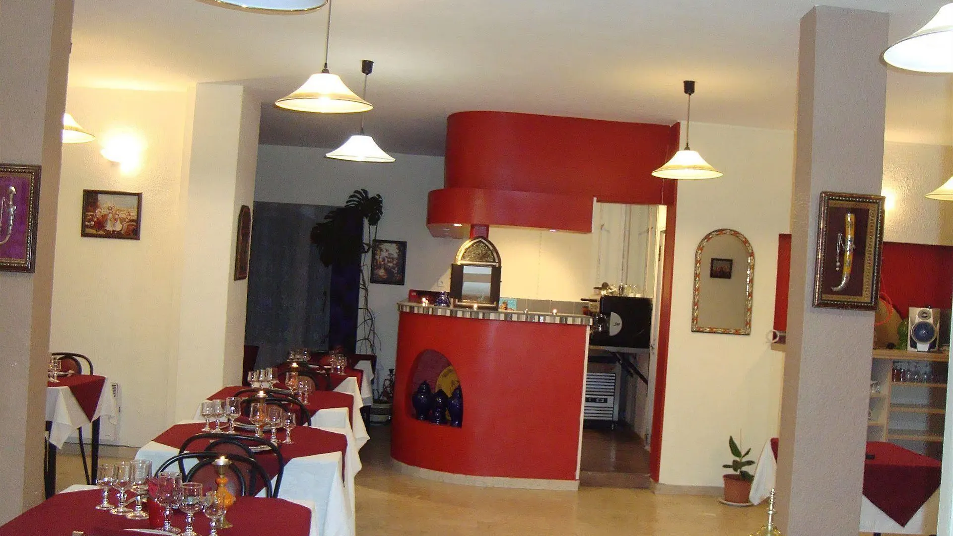 **  Hotel De La Poste Peymeinade Francie